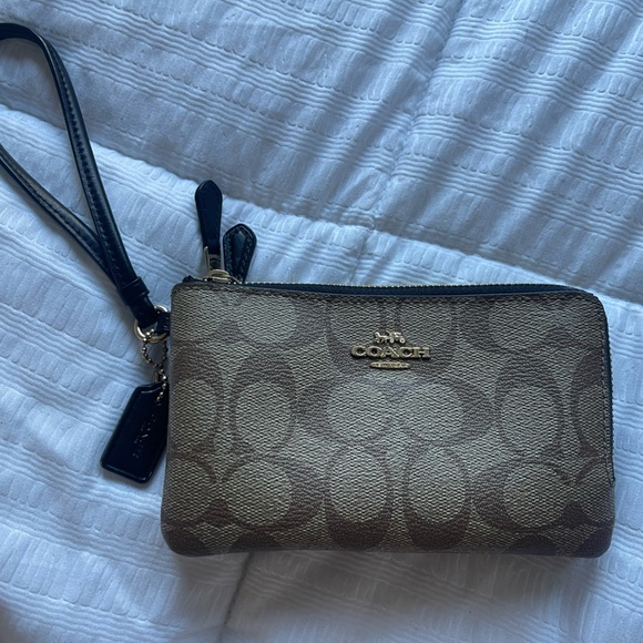 Wristlet coach bag, new conditions. - Picture 2 of 5